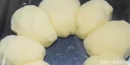 面粉|面包新做法:面粉中打4个鸡蛋,不和面不揉面,简单好做一看就会