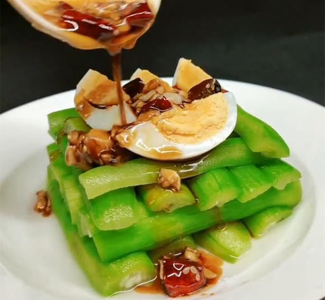  食欲|秘制汁开胃爽口丝瓜条新吃法，食欲大开易消化，美食中的战斗机