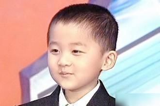 紫薇|“紫薇儿子”贾云哲：已经23岁，靠激素身高1米6，童颜依旧