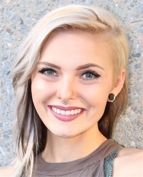 母亲|又一位女星因抑郁症自杀身亡，年仅23岁，母亲悲痛发声证实