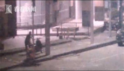 上前|老人街头推车3公里 民警上前帮忙!结果大跌眼镜