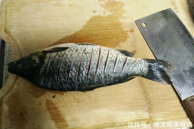 易学|无保留分享《煎焖鲫鱼》的做法,香味浓郁,做法简单易学