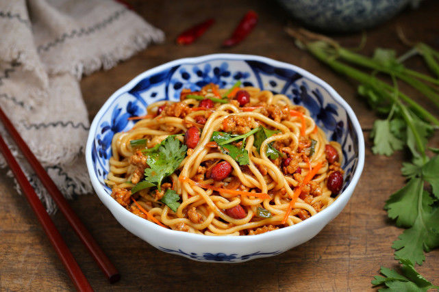 得嗦|三伏天就馋这面食,香辣劲道实在太好吃了,每次都得嗦上两大碗!