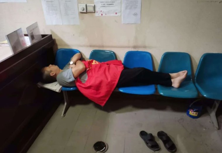 群众偷拍|睡在长椅上的社区副书记！