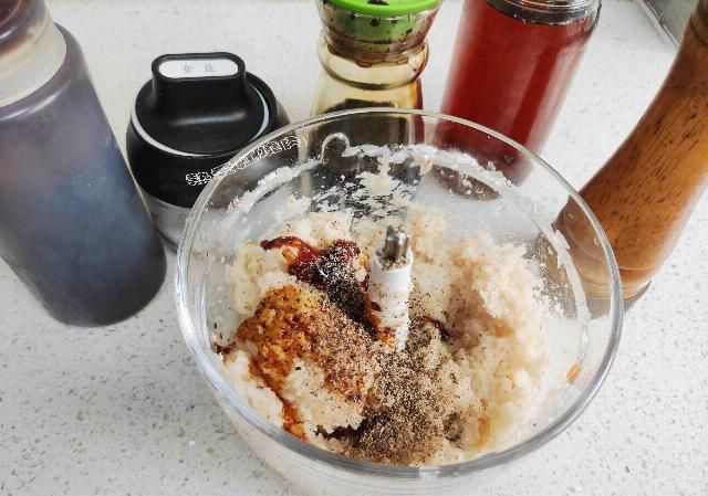  外酥|虾仁这做法外酥里嫩吃着香，不炒不蒸也不煮，做法简单几乎不用油