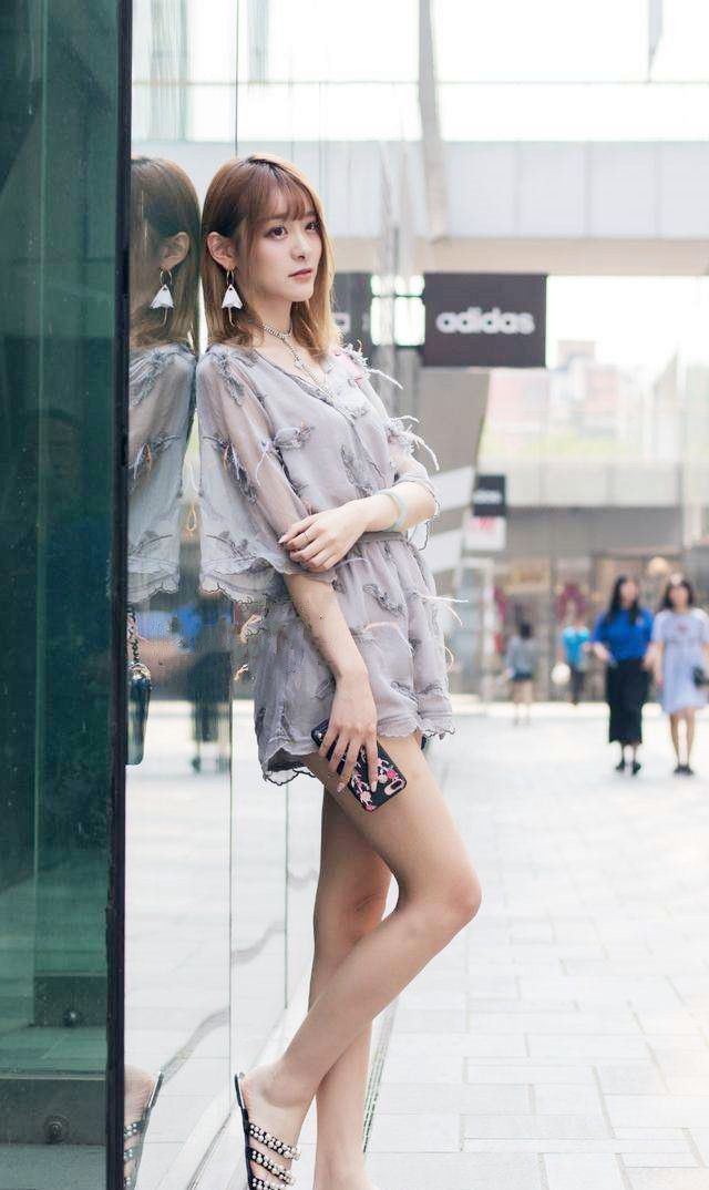 貌美|街拍:肤白貌美的小美女,五官精致,比心的动作很俏皮