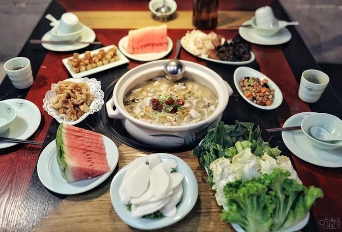 黑鱼|【吃堂】鲜辣酸爽的汤+Q弹嫩滑的鱼,这家店就凭一道菜打天下,够用了!