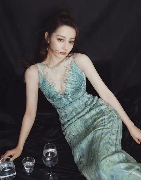 学习她|别跷二郎腿了!现在流行美人坐,看看热巴、鞠婧祎就知道有多惊艳