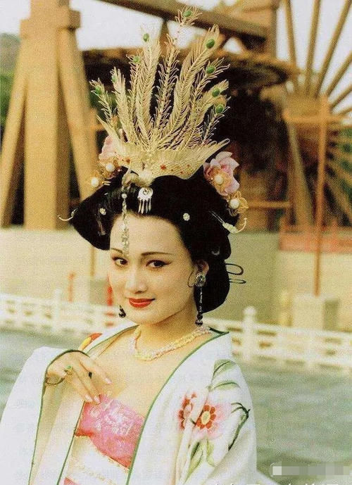  玻璃|曾经绝美容貌遭人嫉妒险被玻璃渣子毁容，如今却自行整成网红脸？