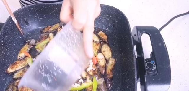做法|鱼香茄子这样做最好吃，鲜香味美滋味浓郁又少油少盐更健康的做法