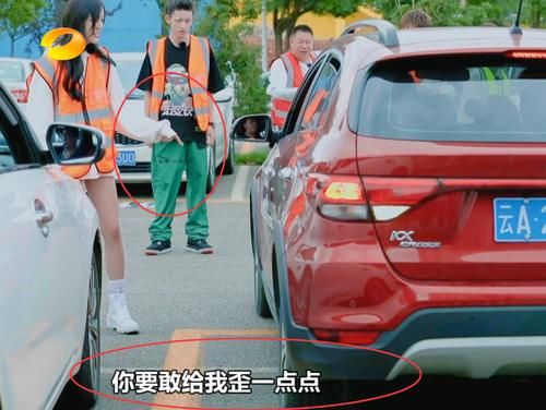  直呼|吴宣仪指挥素人停车，瞬间暴躁斥责，网友直呼小太妹本性藏不住了