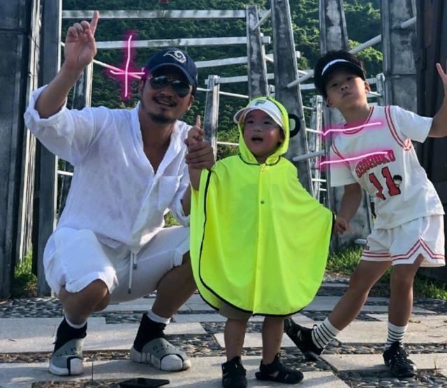  儿子|吴京带俩子出游个个晒成黑黝黝，硬汉教育下，俩儿子胖嘟嘟可爱