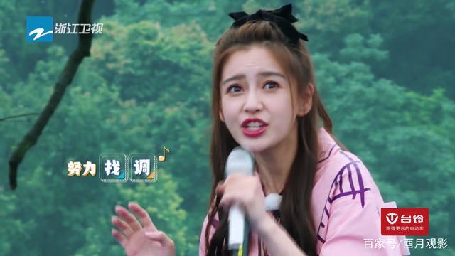  唱歌|《奔跑吧》baby唱歌又跑调，看到郑恺的表情，网友：忍住