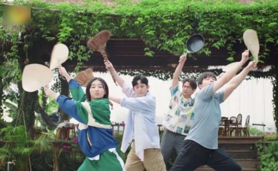  张子枫|《向往4》被怀疑作秀？镜头扫过张子枫，是不是真干活一目了然