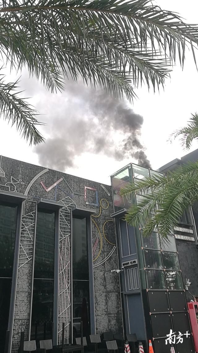  现场|突发！珠海酒吧街一酒吧火灾，现场浓烟滚滚