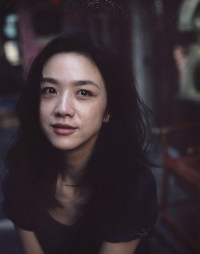  海报|40岁汤唯太自恋？素颜与自己海报合影却被雀斑抢镜，疑在韩国拍戏