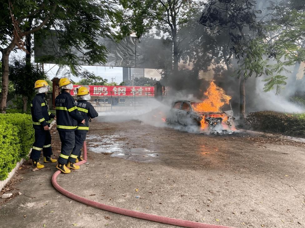  紧要|紧要！离加油站不到50米！江北一新能源车自燃