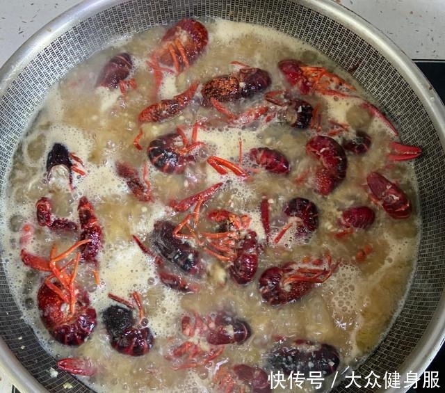 小龙虾|麻辣小龙虾和蒜蓉小龙虾,好吃到吮指
