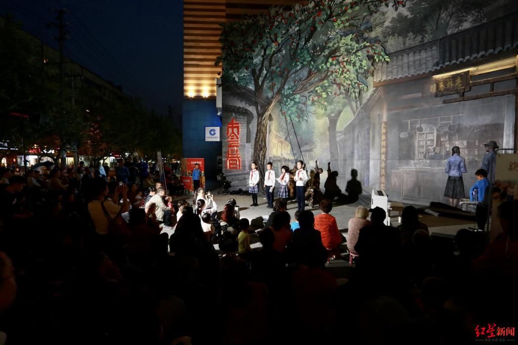 街头|成都小学生自办街头公益音乐会,三场募捐金额已超万元