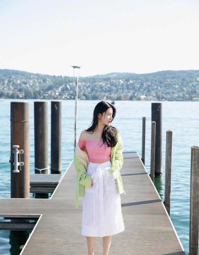  近日|近日刘亦菲微博更图：红配绿搭配，大俗大雅，我想起寿桃了