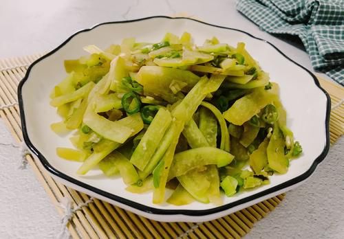 麻辣|西瓜皮您会吃吗?教您一道不花钱的开胃小菜,麻辣鲜香,超下饭