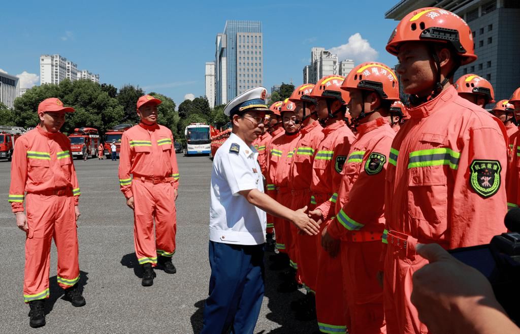 抗洪抢险救|陈飞副省长看望慰问抗洪抢险消防救援队伍