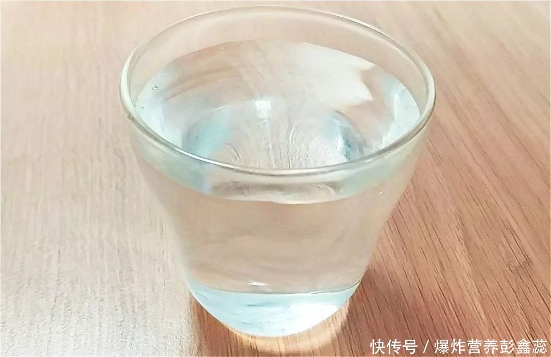 喝什么可以预防心血管疾病(早晨喝水对血管有什么影响？据传能预防心血管疾病，是真的吗)