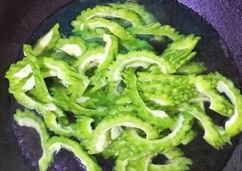  简单|终于找到苦瓜去苦的正确方法，法子简单，但很多人做错了