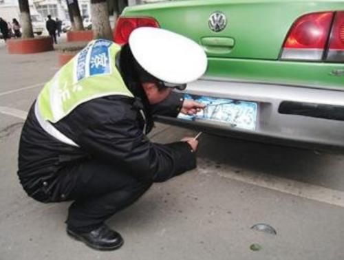  车主|车牌被盖了张报纸，交警查到扣12分，车主委屈：不是我干的