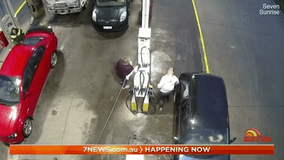  忘拔|司机忘拔加油枪酿惊险一幕！女顾客脑袋险被砸中