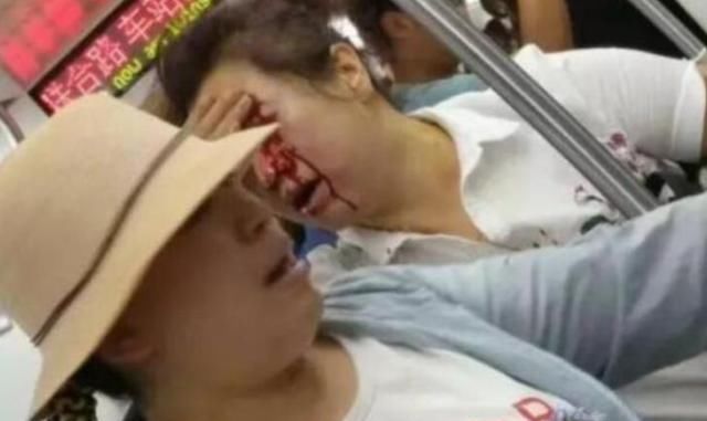 孕妇|地铁抢座不成，大妈越骂越起劲，还诅咒孕妇：你这孩子肯定没