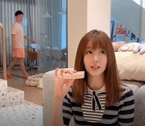  刘海|张子萱的脸崩了？脸越来越长靠刘海掩盖，法令纹太深显老20岁