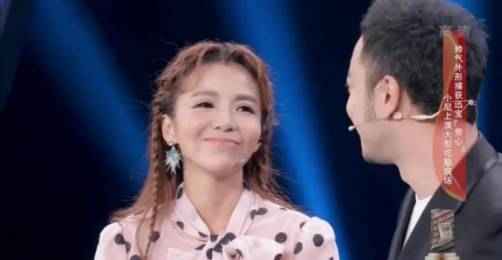  嘴里面|央视主持人朱迅身体告急？一天录制17场节目，《星光大道》上台需被助理搀扶？