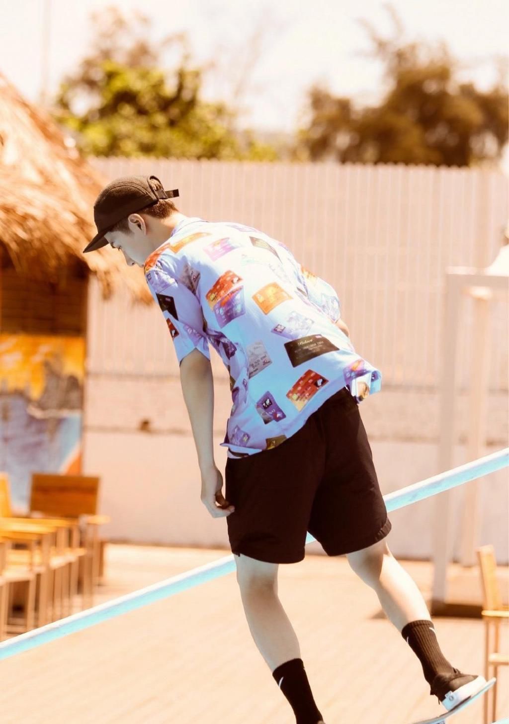  王一博|王一博在海上放飞自我，黄轩：管不住了