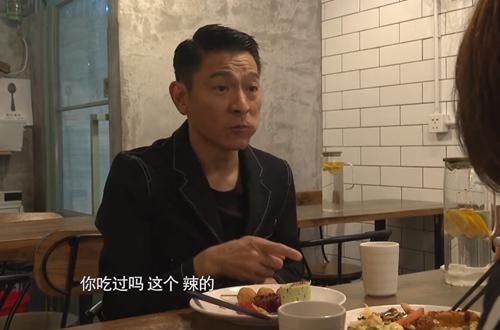 自助餐|刘德华请鲁豫吃自助餐,有谁注意他碗里吃的饭菜?打脸半个娱乐圈