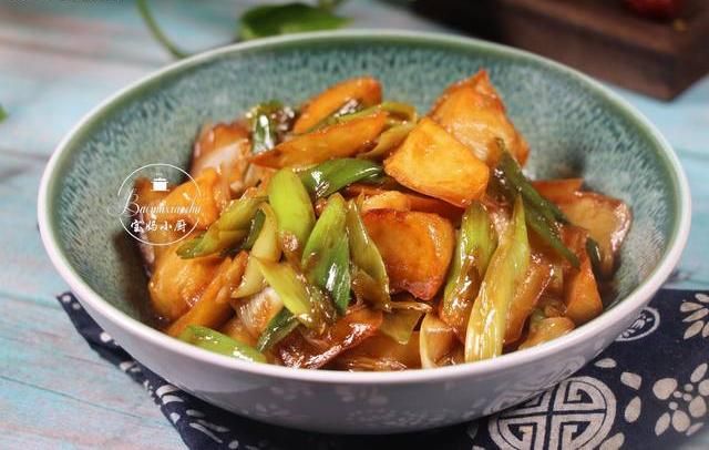  好吃|不起眼的土豆，我就爱用此食材烧，小窍门一用，香得给肉都不换