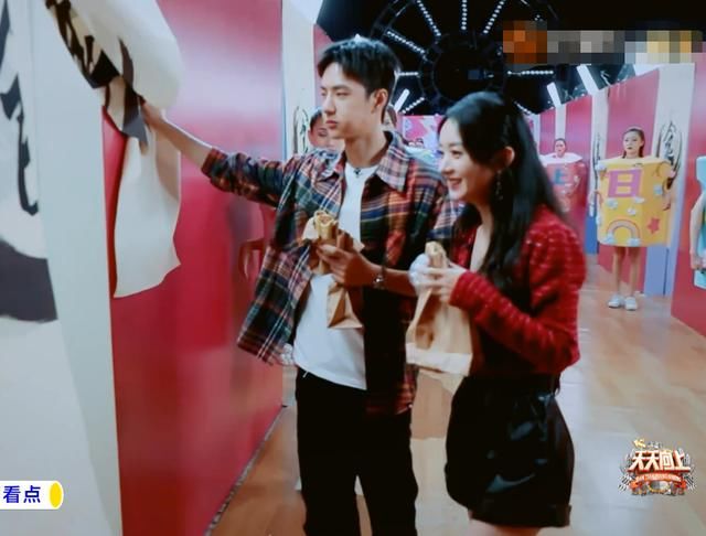  关系|赵丽颖做客《天天向上》，观察王一博的表现，真实关系一目了然