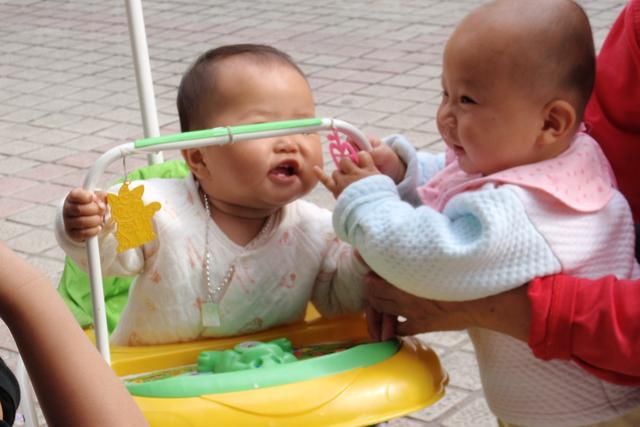 央视|曾被央视曝光，国外早已禁售，这款危险的“育儿神器”别给娃用了