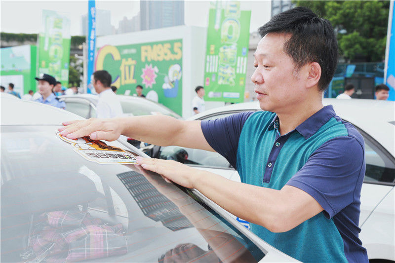 违法|27年零违法！湖南首张汽车“身份证”颁发给了她