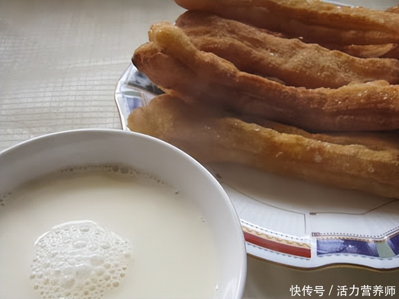 经常喝黄豆水的好处(每天喝一碗黄豆水，原来还有这4种好处，这么多年都没喝可惜了)