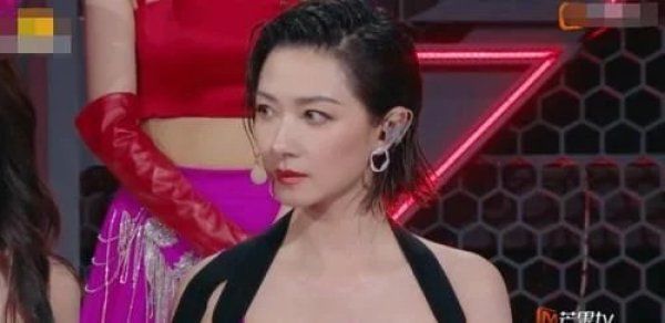 跳舞|万茜受伤依然站C位,全员单手跳舞有团魂,宁静顾全大局帮忙拉票