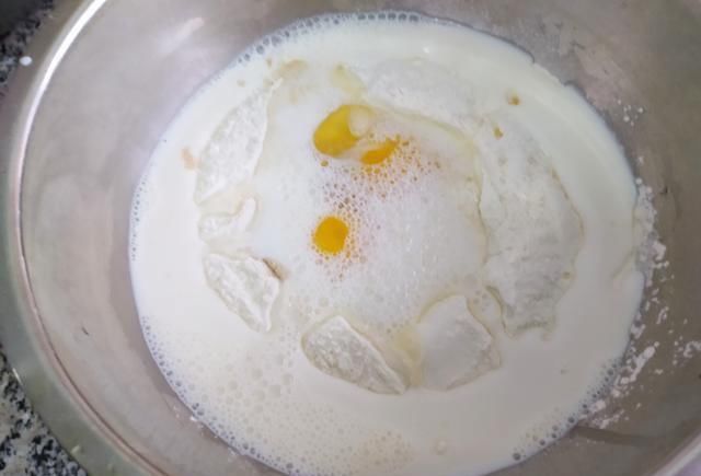  炸油条|做油条，不需使用酵母，用“它”来发酵，松软香脆，油条受欢迎！