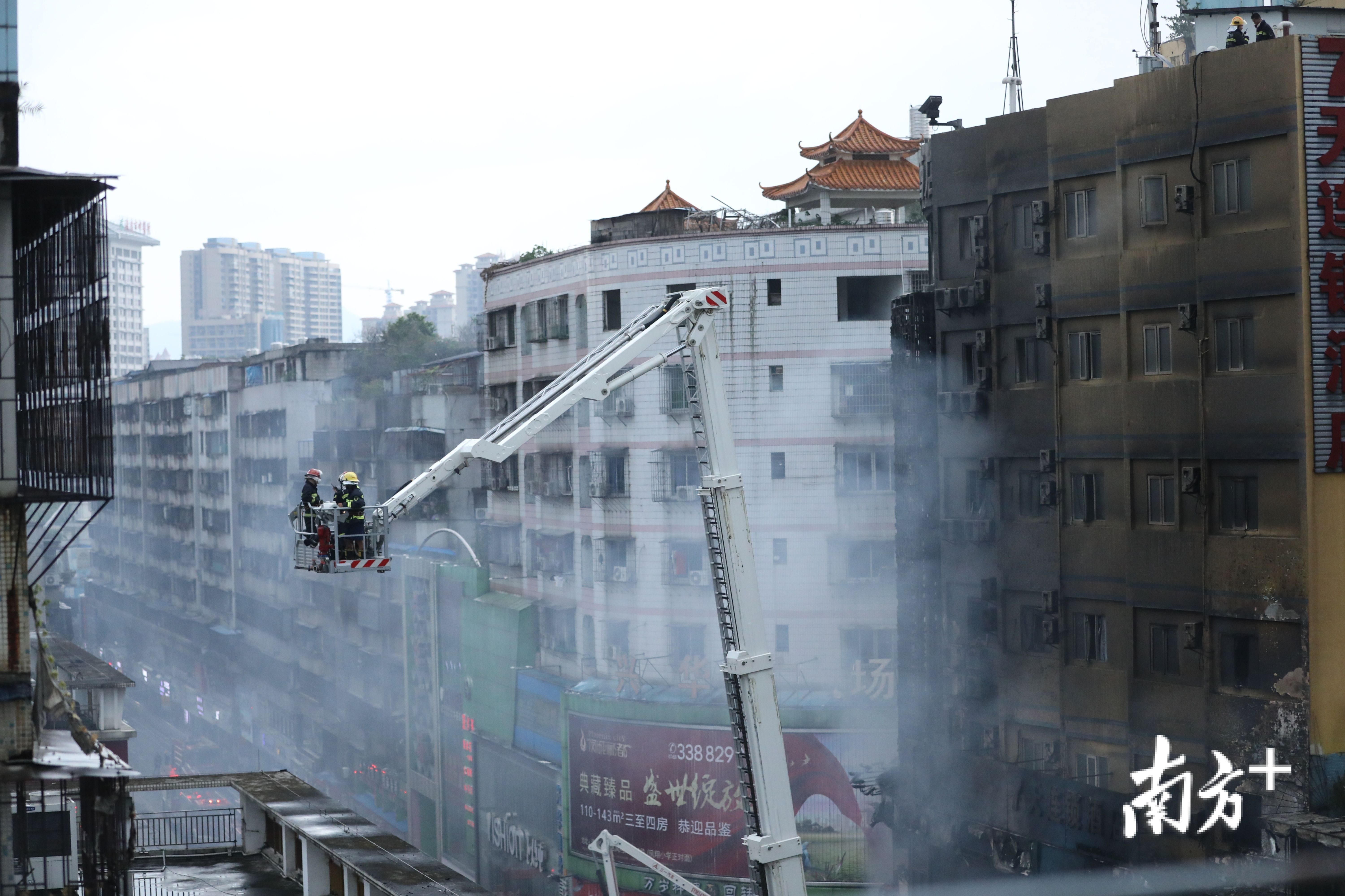 消防|清远一大厦火灾已扑灭,消防出动云梯救出1人