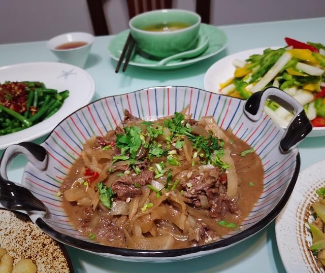  薯粉圆子|晚餐3人5 菜1汤，很素全都光盘，朋友说：回家吃饭真好