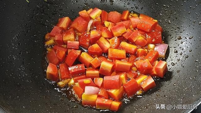 土豆|土豆和胡萝卜还能一起这么做,加上鸡胸肉和洋葱,味美好吃特解馋