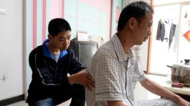 爸爸妈妈|“假孝顺”成流行趋势,子女们争相模仿,父母们只能偷偷抹泪