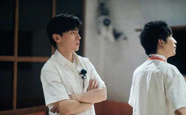  惊人|《密逃2》邓伦展现惊人臂力 杨幂郭麒麟比腿长