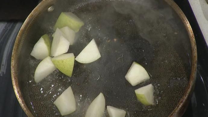 小梨盅|【养生厨房】今日菜品——《雪梨咕咾肉+小梨盅》