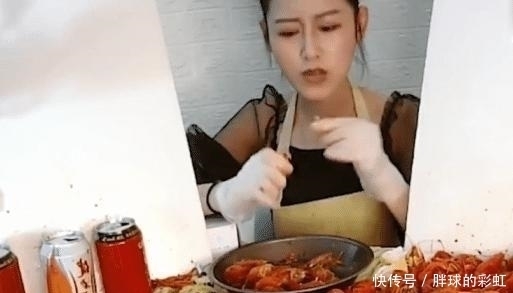 小龙虾|网红又玩新套路,直播吃500只龙虾,拍摄背景“露马脚”:太假了
