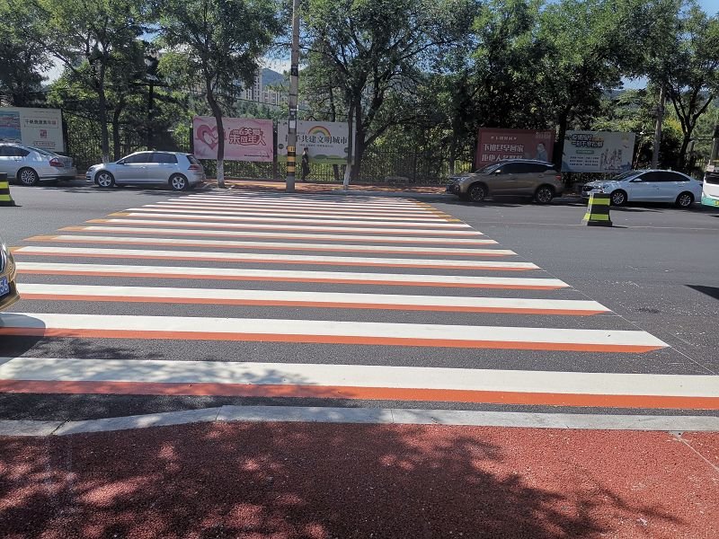 驾驶员|创城进行时丨彩色立体斑马线亮相港城！提醒车辆礼让行人
